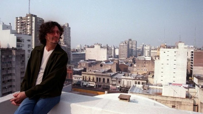 Fito Páez se prestó a tomar parte de una sesión de fotos en una terraza, para que a sus espaldas se viera su ciudad natal, Rosario.&nbsp;(Foto: La Capital 1999)
