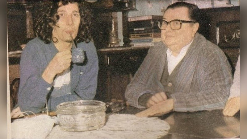 Fito Páez junto a su padre, Rodolfo, compartiendo unos mates en la casa familiar de calle Balcarce&nbsp;
