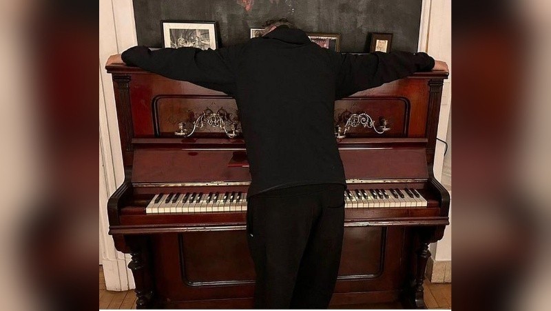 &nbsp;Fito abrazando el instrumento que lo acompañó desde su niñez