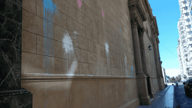 Así quedó la pared de la Catedral que, horas después, fue limpiada.