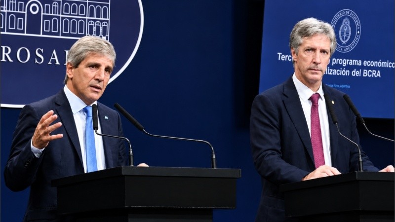 El ministro de Economía, Luis Caputo y el presidente del Banco Central, Santiago Bausili.