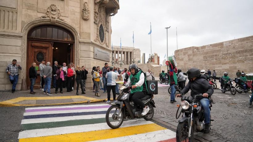 Taxistas y cadetes mantienen reparos sobre la legalización de las apps. (archivo Alan Monzón/Rosario3)