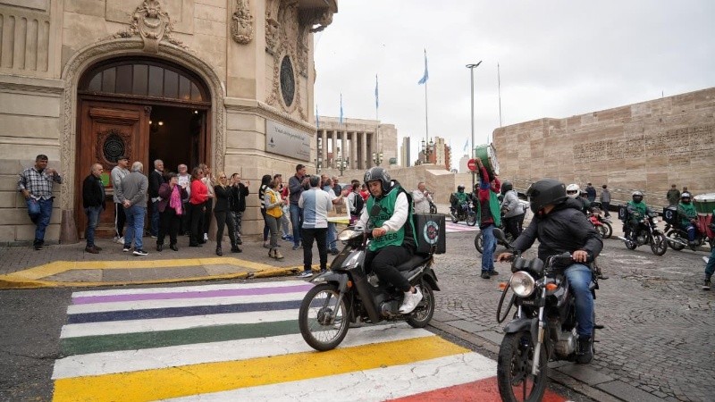 Taxistas y cadetes mantienen reparos sobre la legalización de las apps. (archivo Alan Monzón/Rosario3)