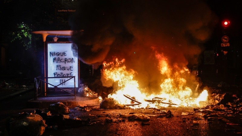Una imagen descriptiva de cómo arde Francia (EFE)