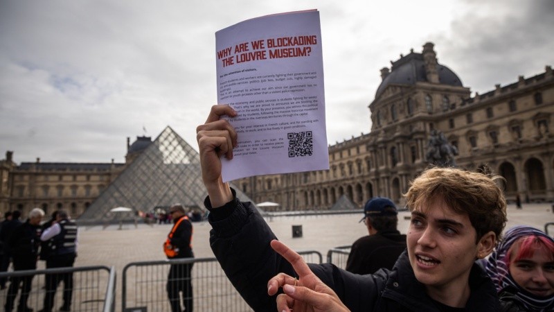 Jóvenes bloquean el acceso al Louvre en medio del conflicto (EFE)&nbsp;