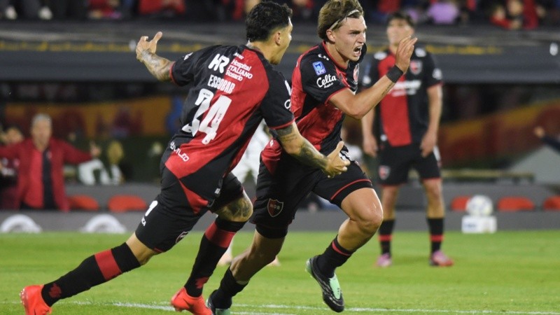 Gómez Mattar celebra su primer gol con la camiseta de Newell's.