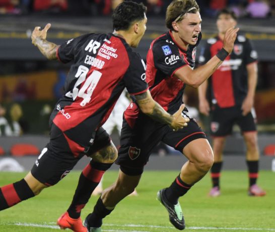 Gómez Mattar celebra su primer gol con la camiseta de Newell