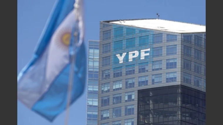 YPF avanza en un acuerdo con Mercado Libre para transformar sus estaciones de servicios en pick up.