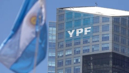 YPF avanza en un acuerdo con Mercado Libre para transformar sus estaciones de servicios en pick up.