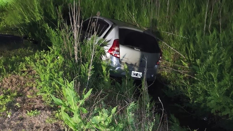 &nbsp;Así quedó el auto en el zanjón. 