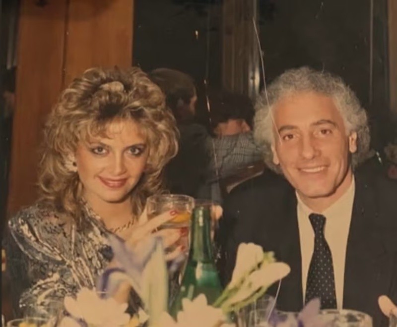 Marcela Ortiz junto a Guillermo Coppola, durante los años en que formó parte de su círculo cercano (Gentileza)&nbsp;