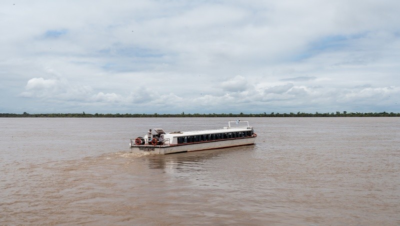 Cruce en lancha fluvial a la isla (Alan Monzón)