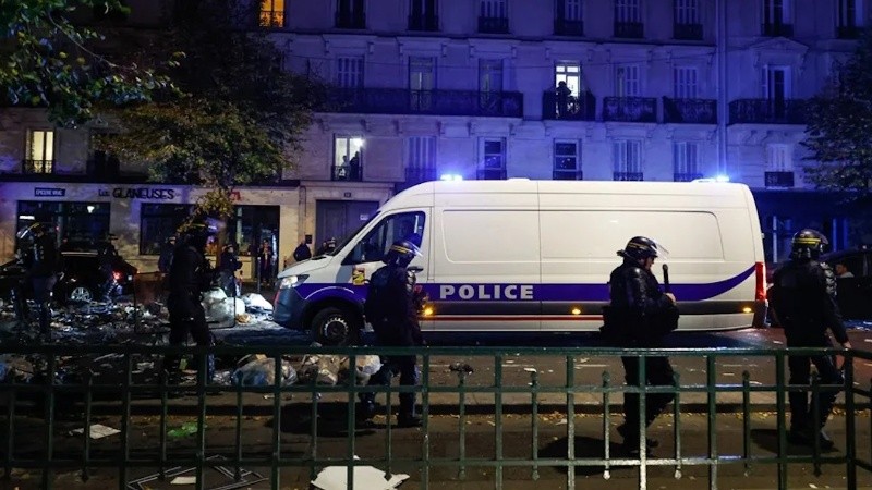 Policías franceses en la zona próxima a la plaza de la República de París tras los disturbios del sábado (EFE)