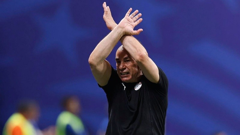 Hossam Hassan durante el partido de la selección argentina.