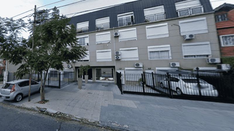 El departamento se ubica a pocos metros del límite entre la Ciudad Autónoma y la provincia de Buenos Aires.