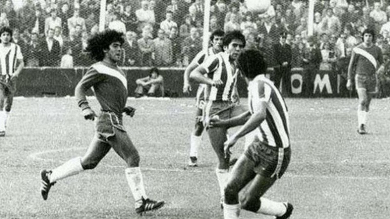 Diego debutó en el estadio de La Paternal que hoy lleva su nombre.