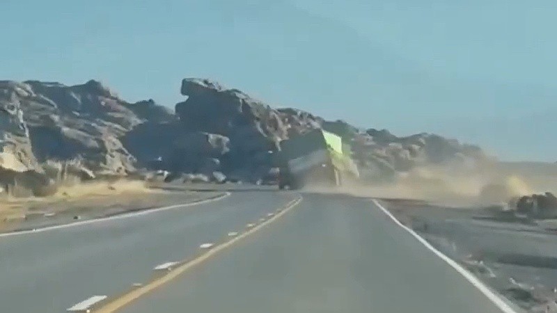 Pese a la espectacularidad del siniestro, el conductor no sufrió lesiones.