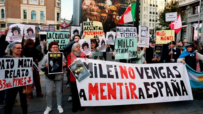 Manifestantes en la plaza de Callao, en Madrid, repudian la visita de Javier Milei a España (EFE).