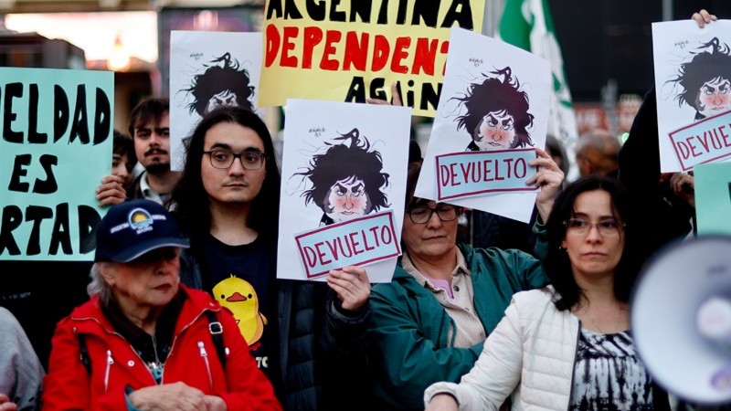 Organizaciones estudiantiles convocaron concentraciones y protestas por la visita en la plaza de Callao, en Madrid (EFE).