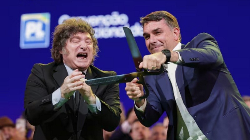 El presidente Javier Milei y el candidato brasileño Flávio Bolsonaro.