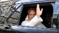 El papa León XIV al salir del sanatorio tras la operación.