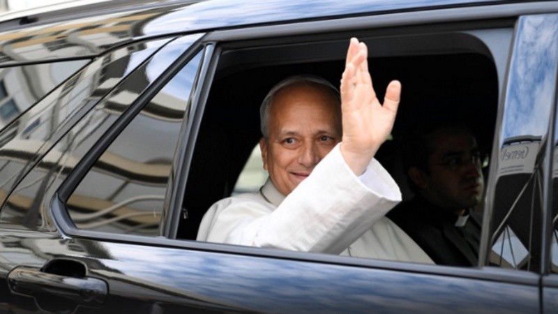 El papa León XIV al salir del sanatorio tras la operación.