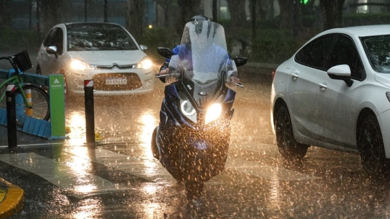 Las lluvias se quedarán varios días en la región (Archivo/Rosario3).