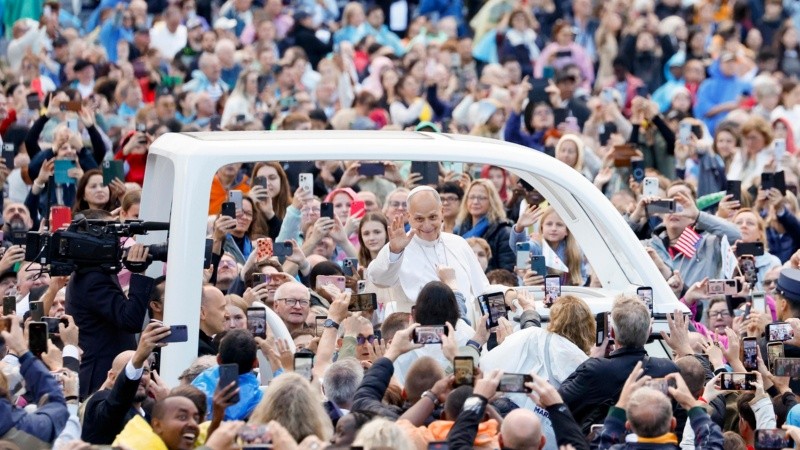 El Papa León XIV saluda a los fieles durante su audiencia general semanal en la Ciudad del Vaticano. Foto EFE