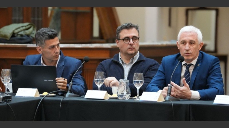 El secretario Cristian Chuna, a la derecha, en la presentación de la Expo Seguridad.