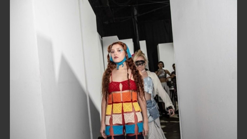 Una imagen del desfile realizado por la Escuela de Diseño y Producción Textil de la Municipalidad de Rosario en noviembre de 2025.