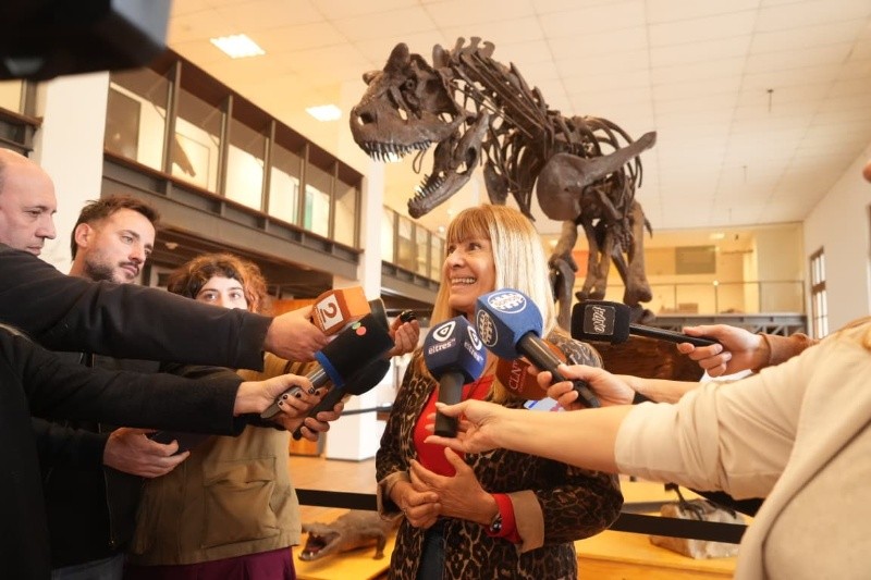 &nbsp;La ministra Susana Rueda habla delante de una de las nuevas joyas del museo: la réplica de un esqueleto de dinosaurio.
