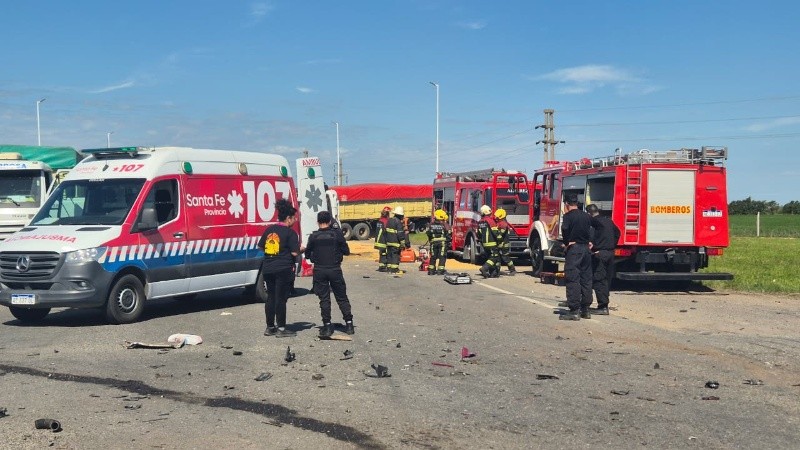 Bomberos y ambulancias acudieron al lugar del siniestro. (Rosario3)&nbsp;
