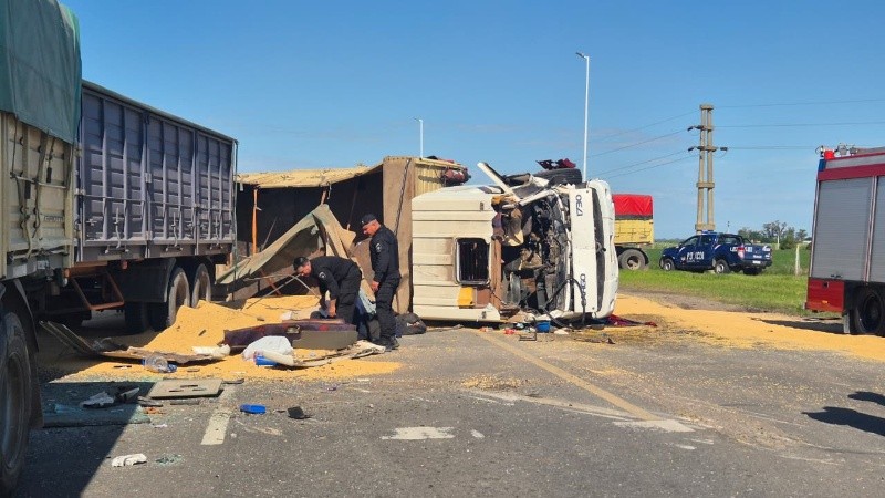 Colisionaron un camión con acoplado y una Citroën Berlingo. (Rosario3) 