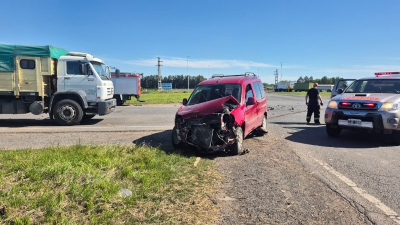 Colisionaron un camión con acoplado y una Citroën Berlingo. (Rosario3) 