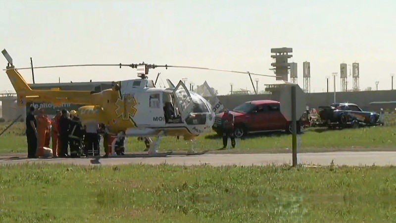 El helicóptero sanitario en el lugar antes del traslado. (imagen El Tres)