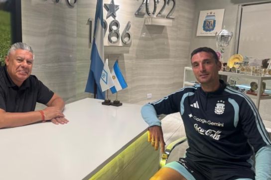 Scaloni, a nada de la firma.