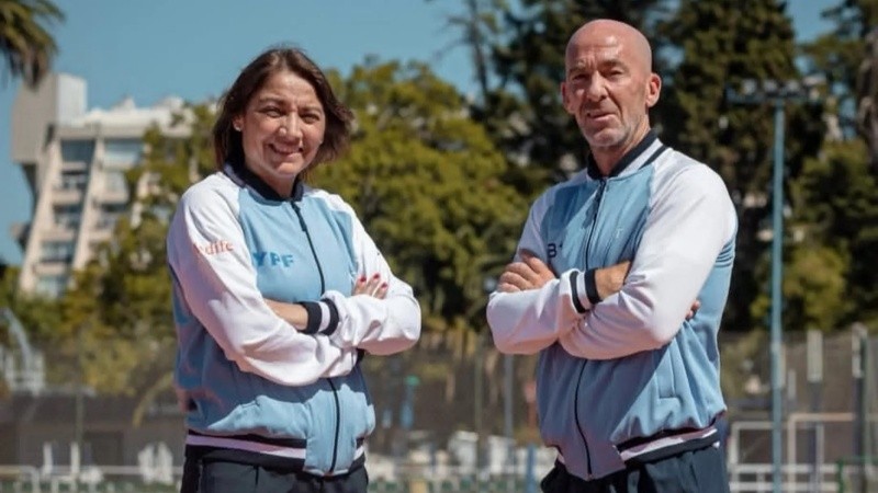 Paola Suárez y Mariano Hood, al frente del seleccionado femenino de la AAT (Prensa AAT).