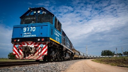 El gobierno pierde un actor de cara a la licitación para mejorar los servicios de los trenes de carga.