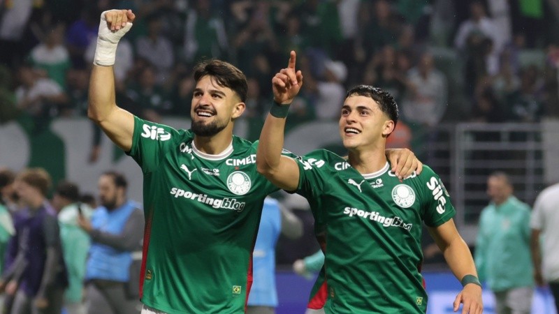 José Manuel López y Ramón Sosa de Palmeiras, celebran al vencer a Fluminense este miércoles. Foto EFE