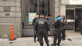 Un operativo policial se desplegó en una comisaría del microcentro porteño tras un enfrentamiento entre detenidos que habría terminado con un efectivo tomado como rehén.