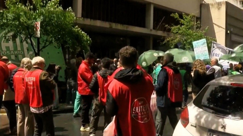 El reclamo incluyó corte de calle en Sarmiento al 400. (imagen El Tres)