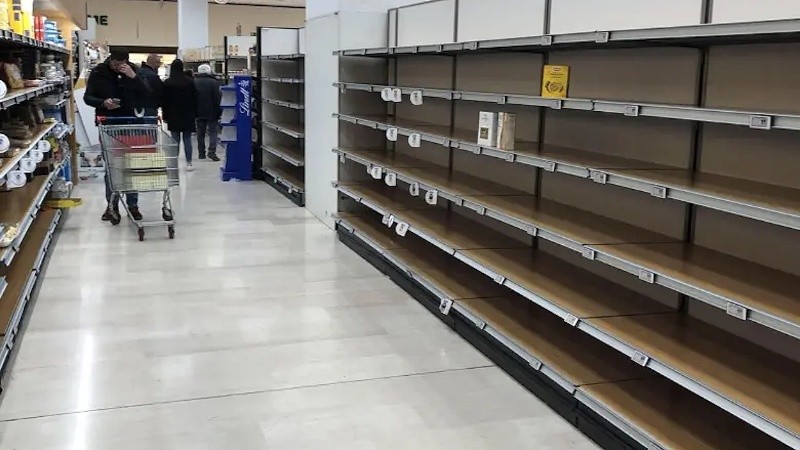 La interrupción del transporte complica el abastecimiento de los supermercados (EFE).