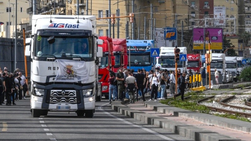 Los transportistas del sur de Italia realizan caravanas y bloqueos para protestar contra el aumento de los costes del combustible y de los gastos operativos (EFE).&nbsp;