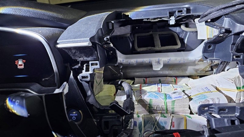 Los 357 millones ocultos en el Toyota que detectó Gendarmería. Foto: GNA.