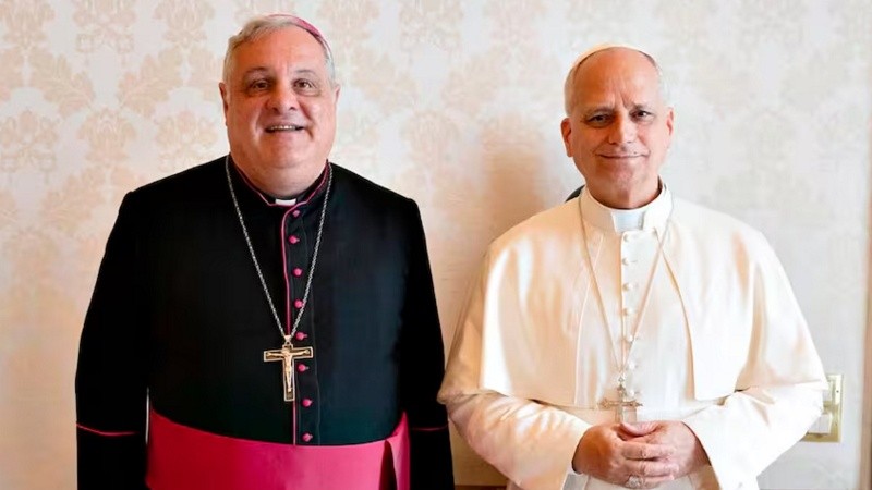 El presidente de la Conferencia Episcopal Argentina, Marcelo Colombo junto al papa León XIV.