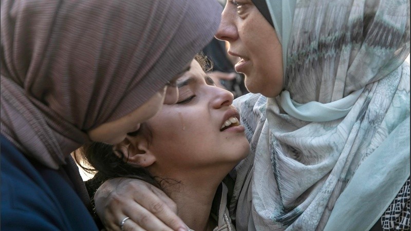 Dima, de diez años e hija de Akram Yassin y Dena Abu Baker, llora durante el funeral de sus padres en la ciudad de Gaza, el 20 de octubre pasado.