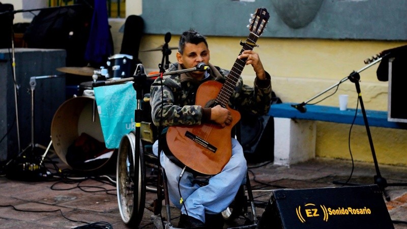 Marcelo lleva 22 años amenizando con música el tránsito por la peatonal Córdoba.