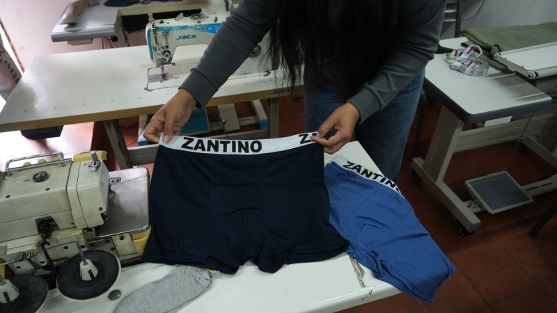 Hacen remeras, boxers, guardapolvos, camperas y confecciones a pedido (Alan Monzón/Rosario3).