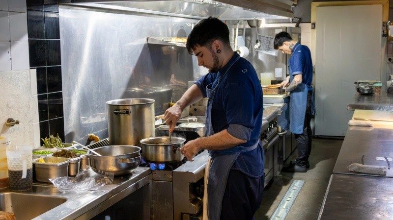 &nbsp;La cocina de Refinería es abierta y los comensales puede ver cómo se trabaja durante la preparación de cada plato. (Rosario3)