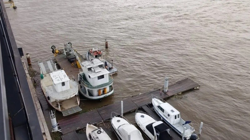 El procedimiento comenzó cerca de las 9, cuando un llamado al 911 alertó sobre la presencia de un cuerpo en el agua.